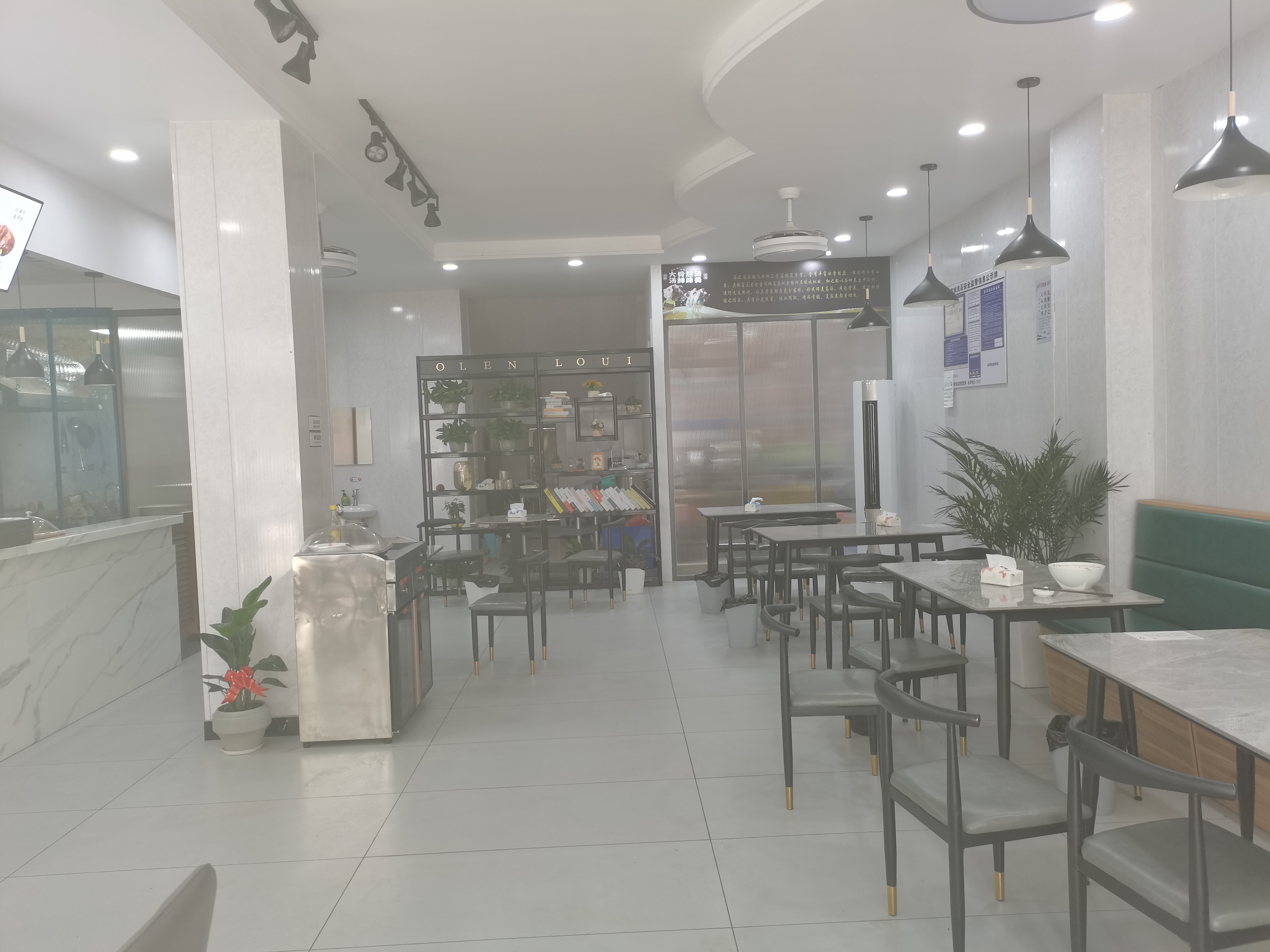 商贸大厦临街商铺,上下两层  260.29平   售价 205万 二手房