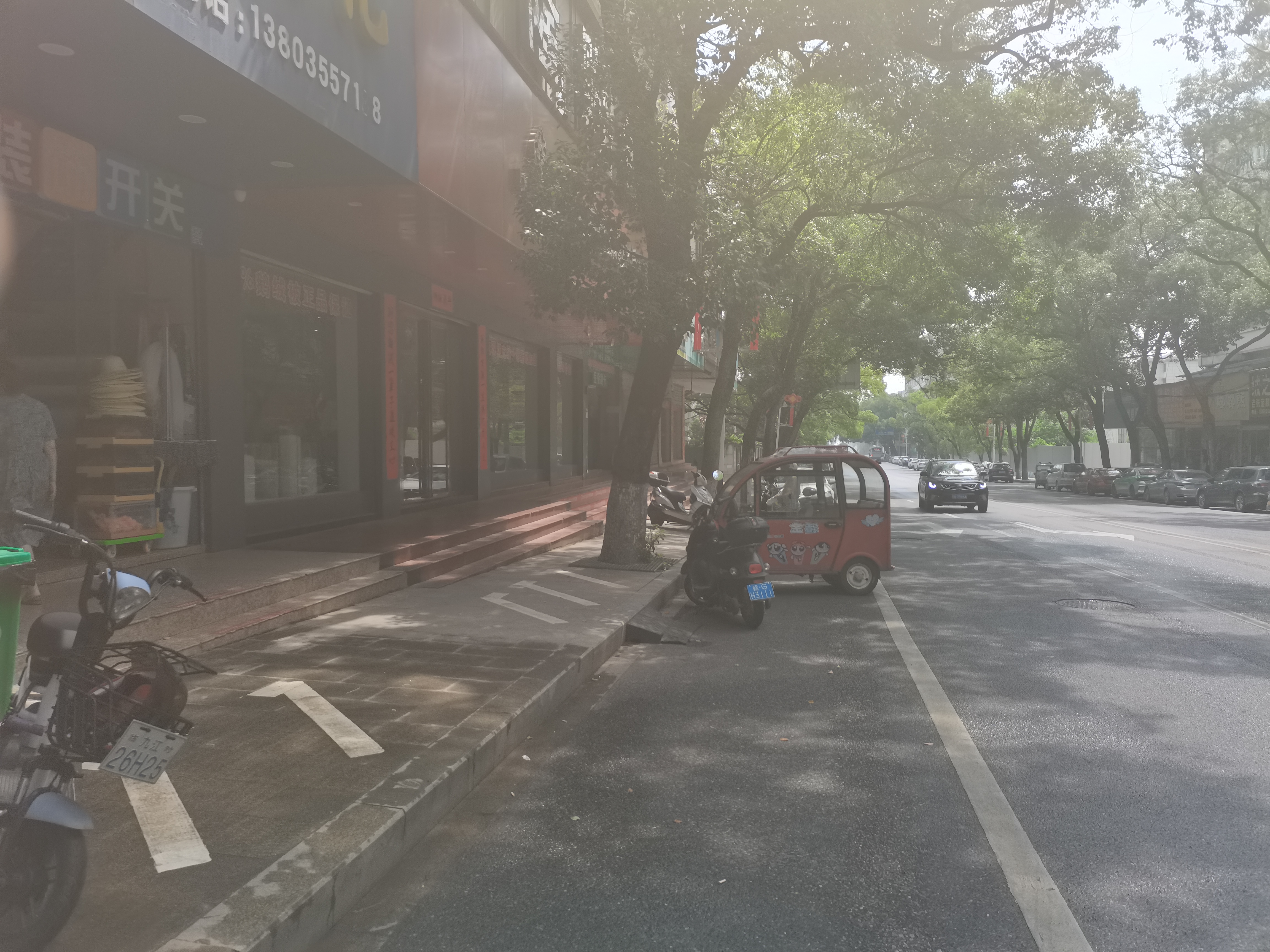 商贸大厦临街商铺,上下两层  260.29平   售价 205万 二手房