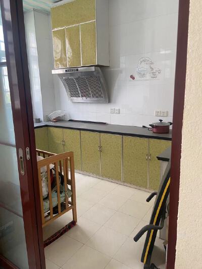 碧水华庭一期，3室2厅1卫，137.00㎡，简装，售价33.00万