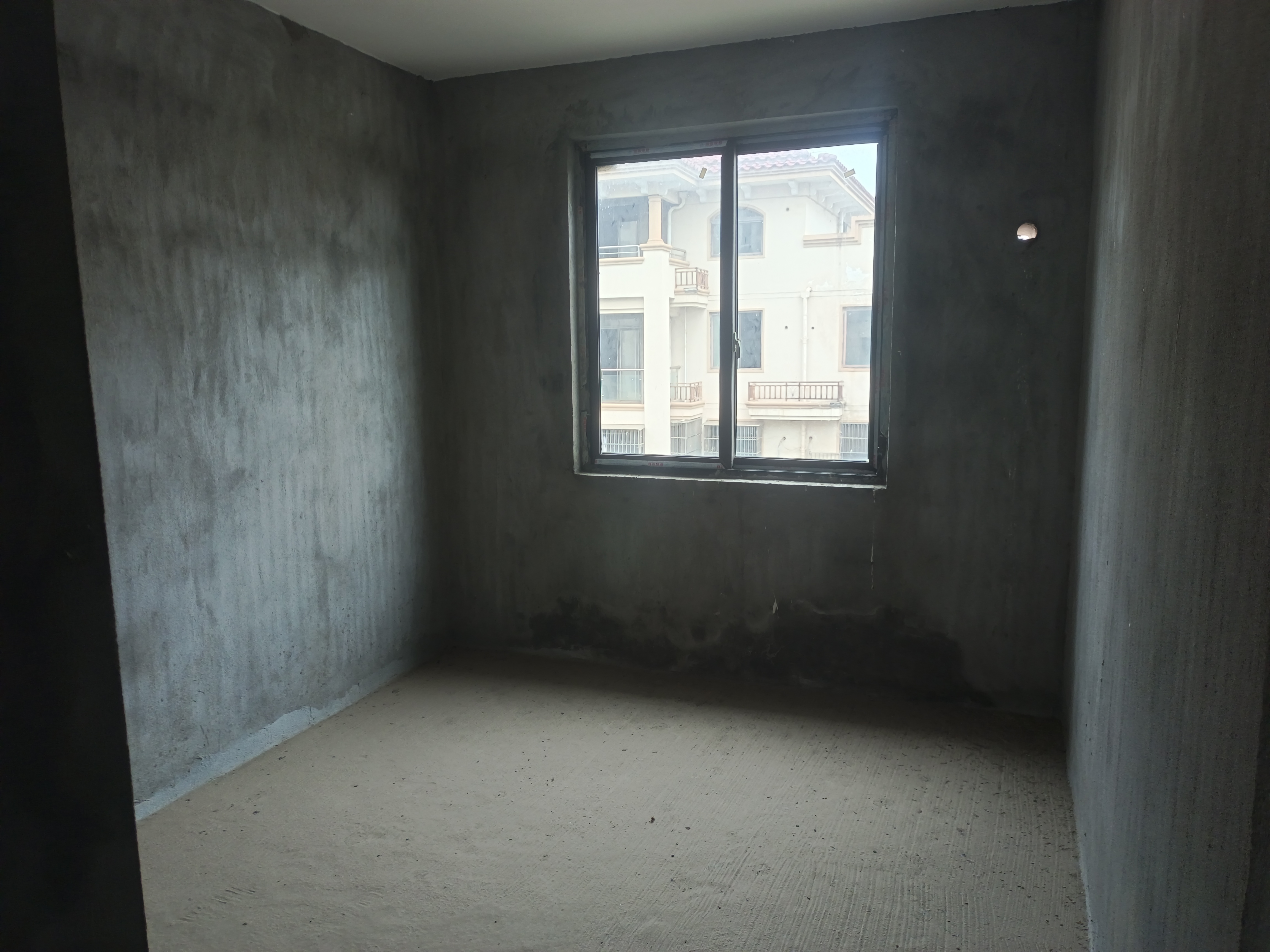 金涛国际华城，5室4厅3卫，240.56㎡，毛坯，售价50万 二手房