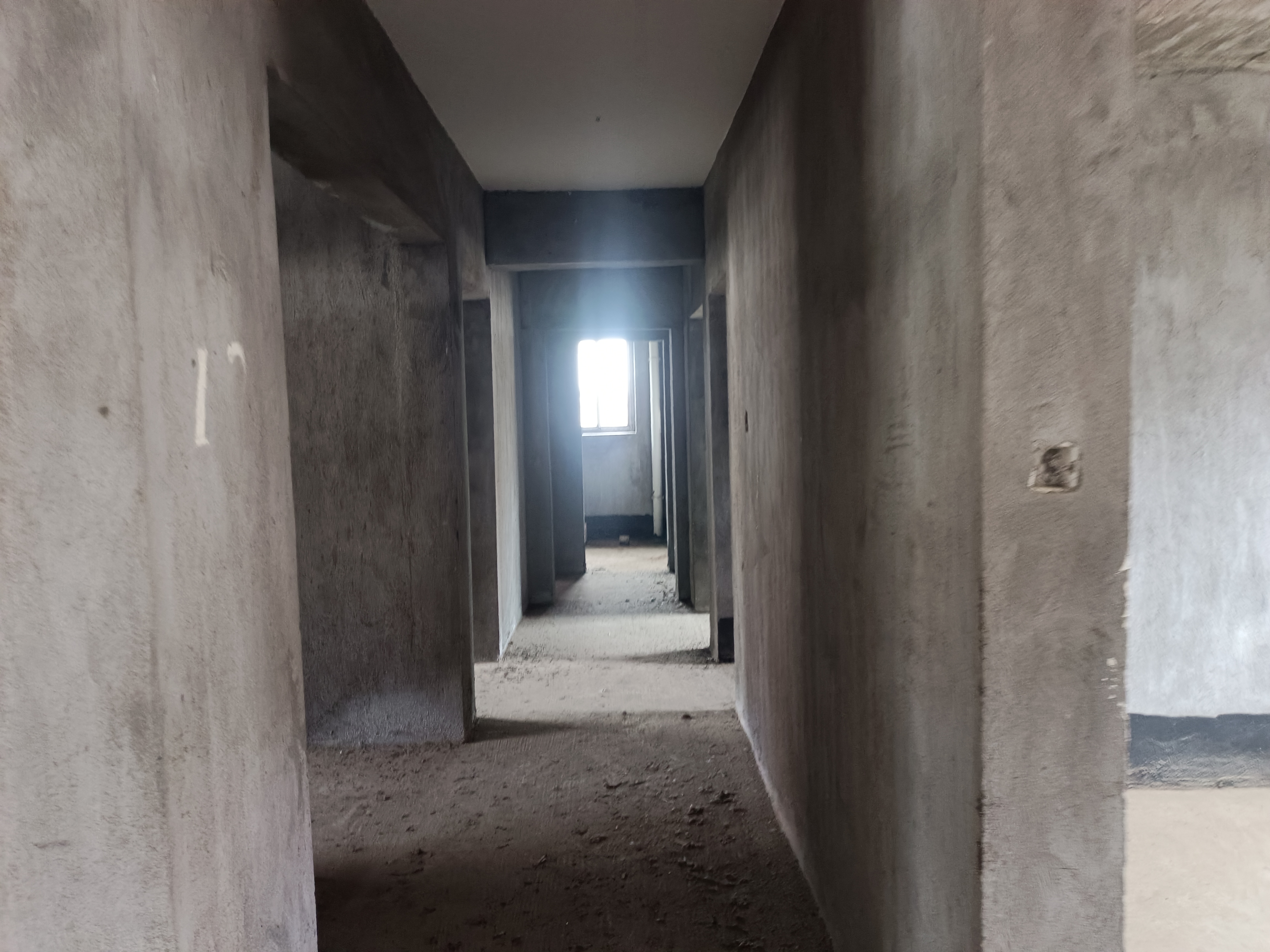 金涛国际华城，5室4厅3卫，240.56㎡，毛坯，售价50万 二手房