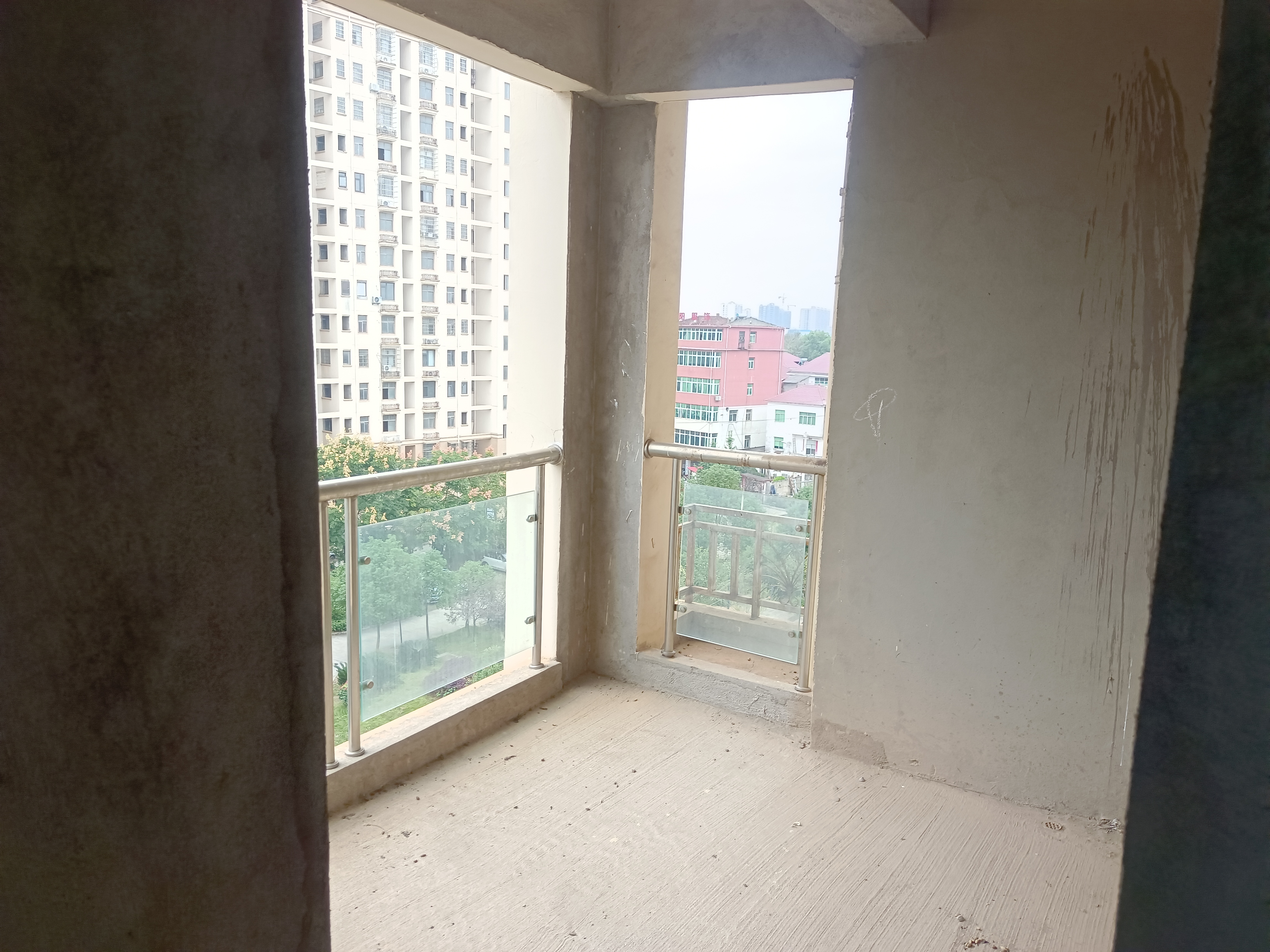 金涛国际华城，5室4厅3卫，240.56㎡，毛坯，售价50万 二手房