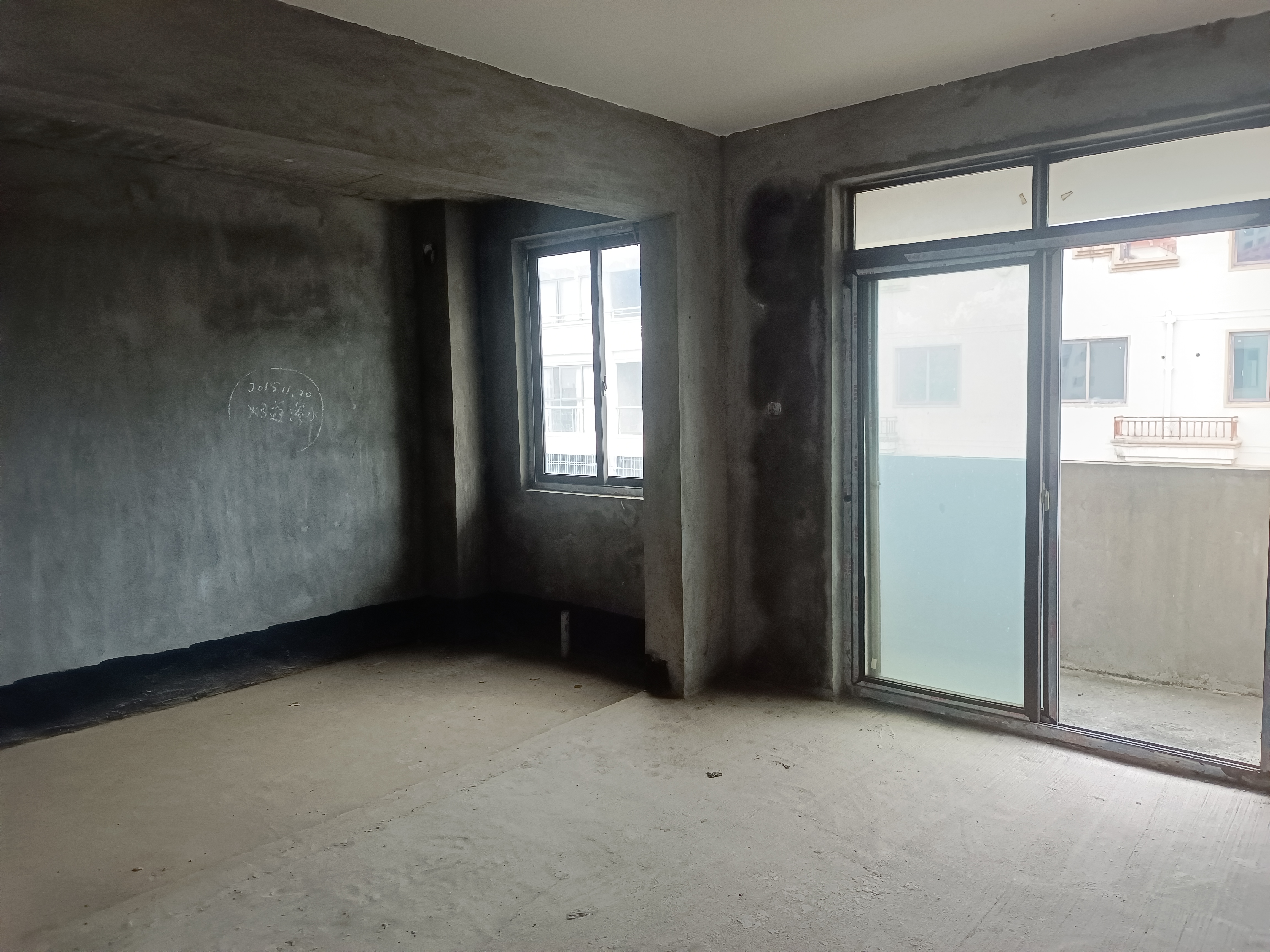 金涛国际华城，5室4厅3卫，240.56㎡，毛坯，售价50万 二手房