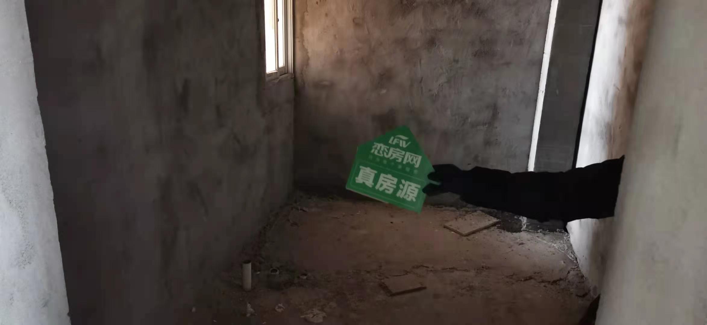 益和花园南区，3室2厅2卫，110㎡，毛坯，售价28万 二手房