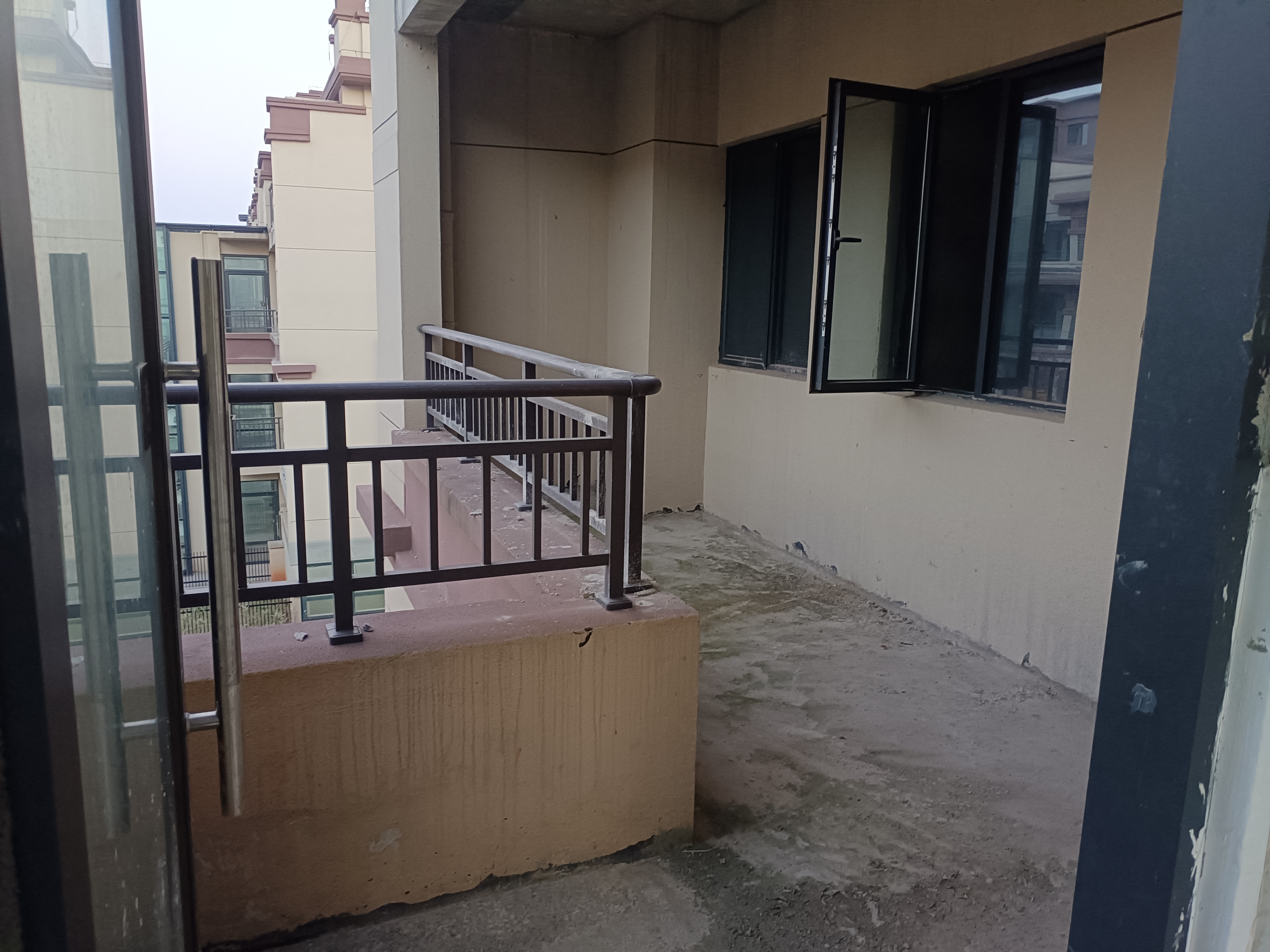 荷塘新城，6室2厅3卫，202.00㎡，售价110万 二手房