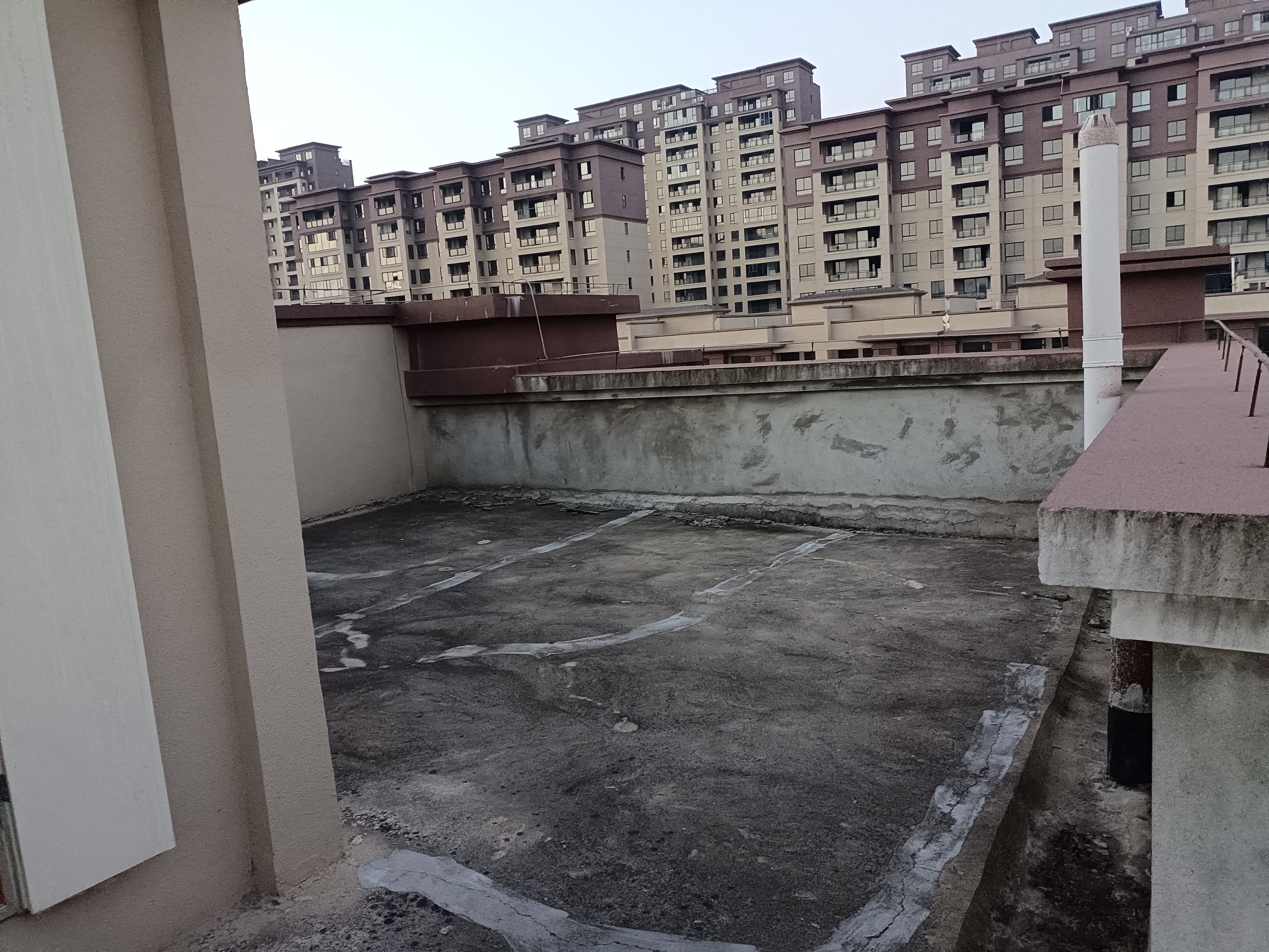 荷塘新城，6室2厅3卫，202.00㎡，售价110万 二手房