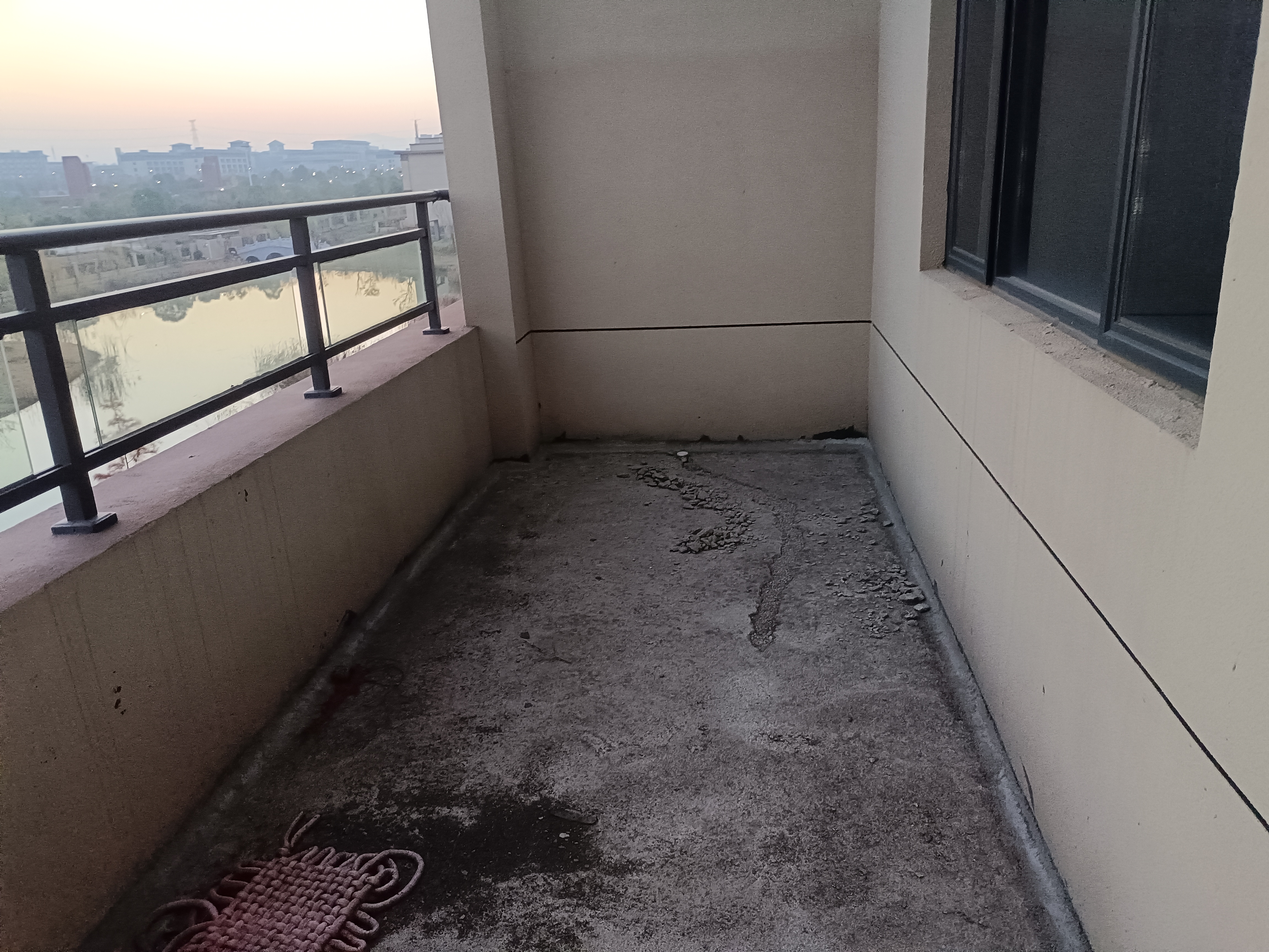 荷塘新城，6室2厅3卫，202.00㎡，售价110万 二手房