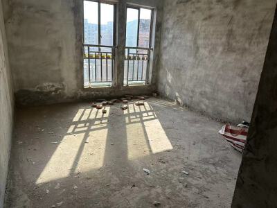 怡馨家园西区，3室2厅2卫，119.34㎡，毛坯，售价25万