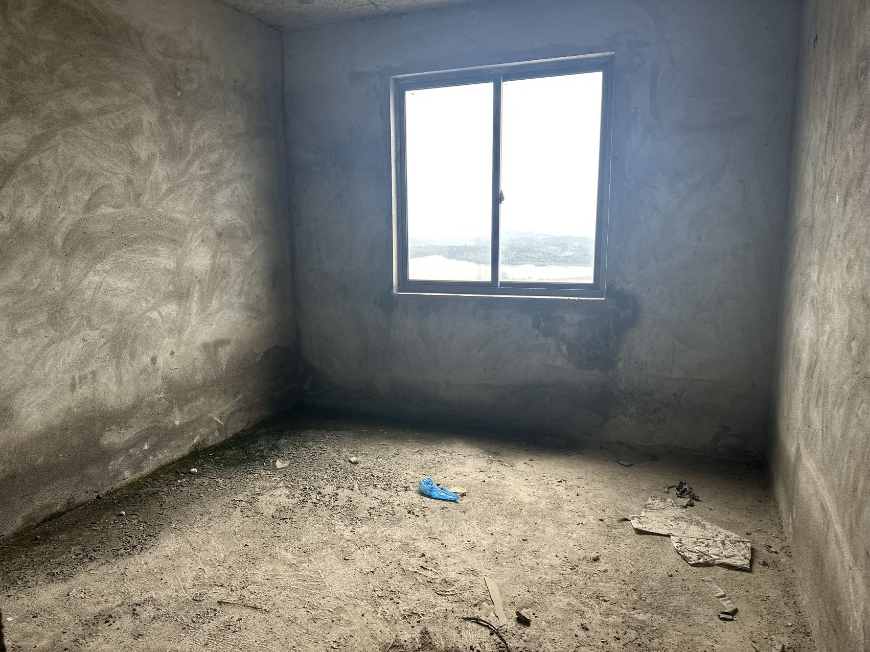 天湖郦都，5室3厅2卫，257.24㎡，毛坯，售价90万 二手房