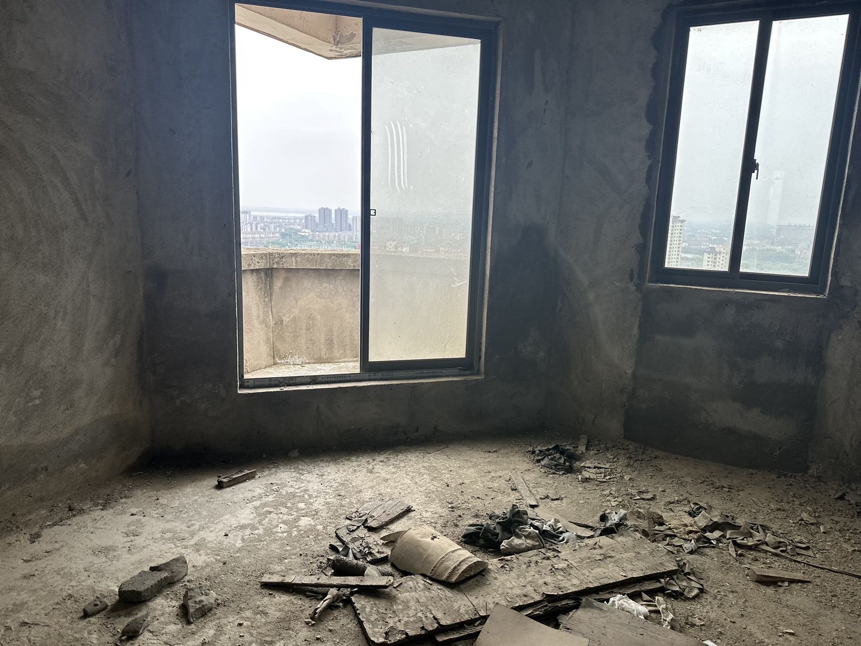 天湖郦都，5室3厅2卫，257.24㎡，毛坯，售价90万 二手房