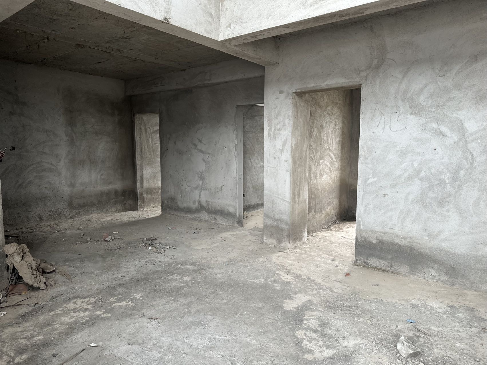 天湖郦都，5室3厅2卫，257.24㎡，毛坯，售价90万 二手房