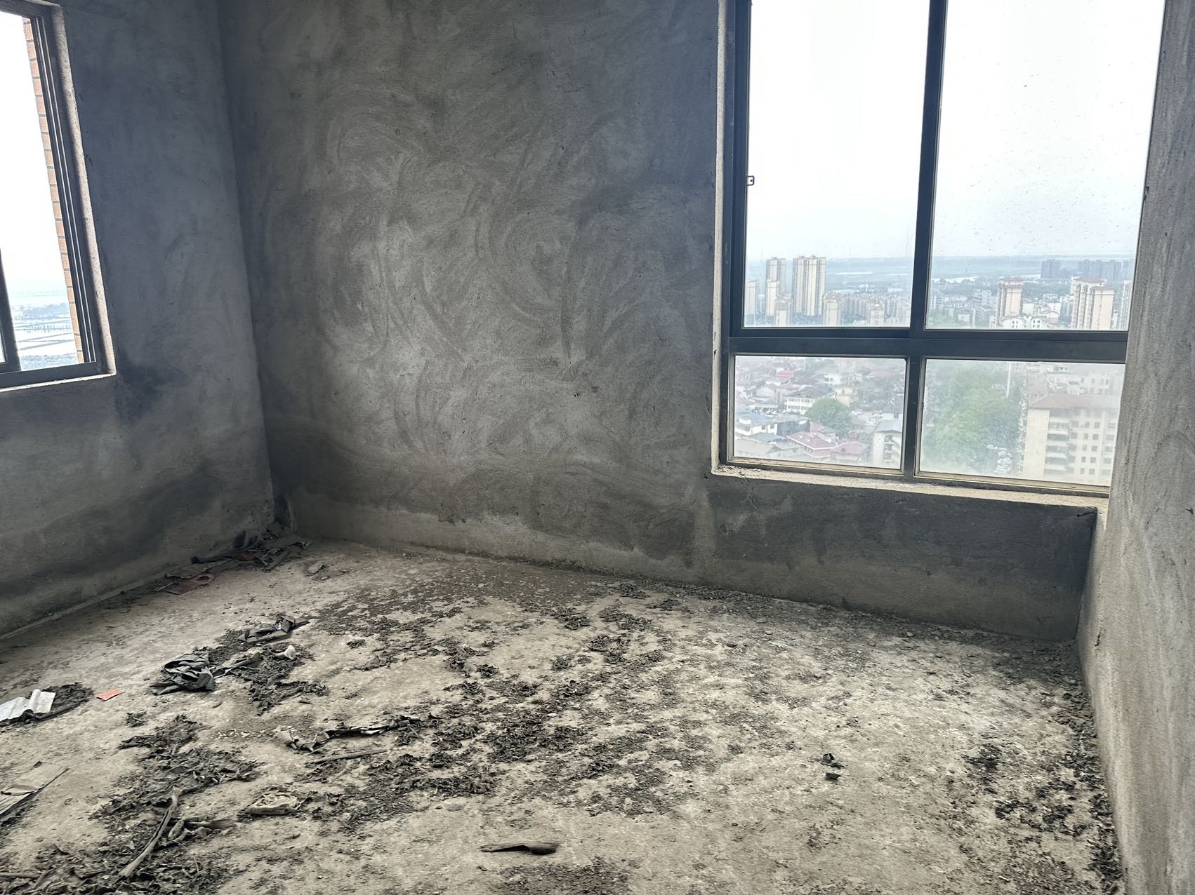 天湖郦都，5室3厅2卫，257.24㎡，毛坯，售价90万 二手房