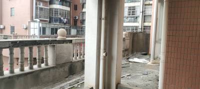 香江明珠，3室2厅2卫，134.00㎡，毛坯，售价48万