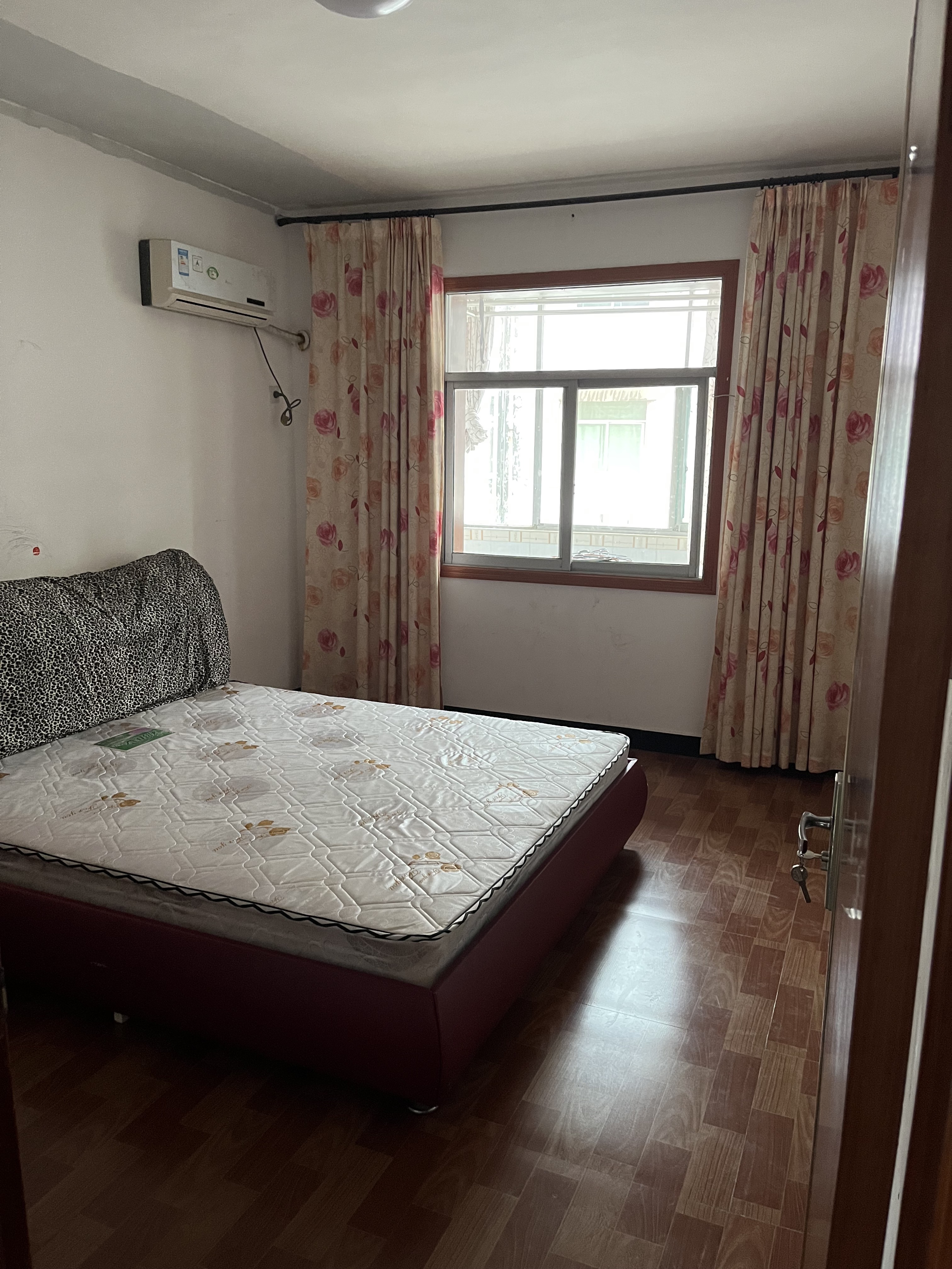 北峰小区，3室2厅1卫，110.53㎡，简装，售价25.00万 二手房