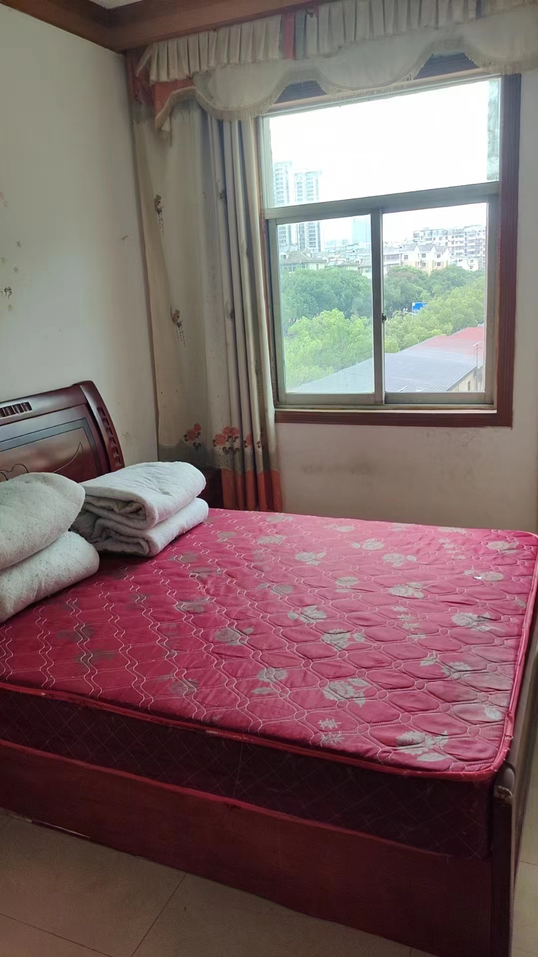 珍珠湖小区，3室2厅1卫，102㎡，简装，租金1000元/月 租房