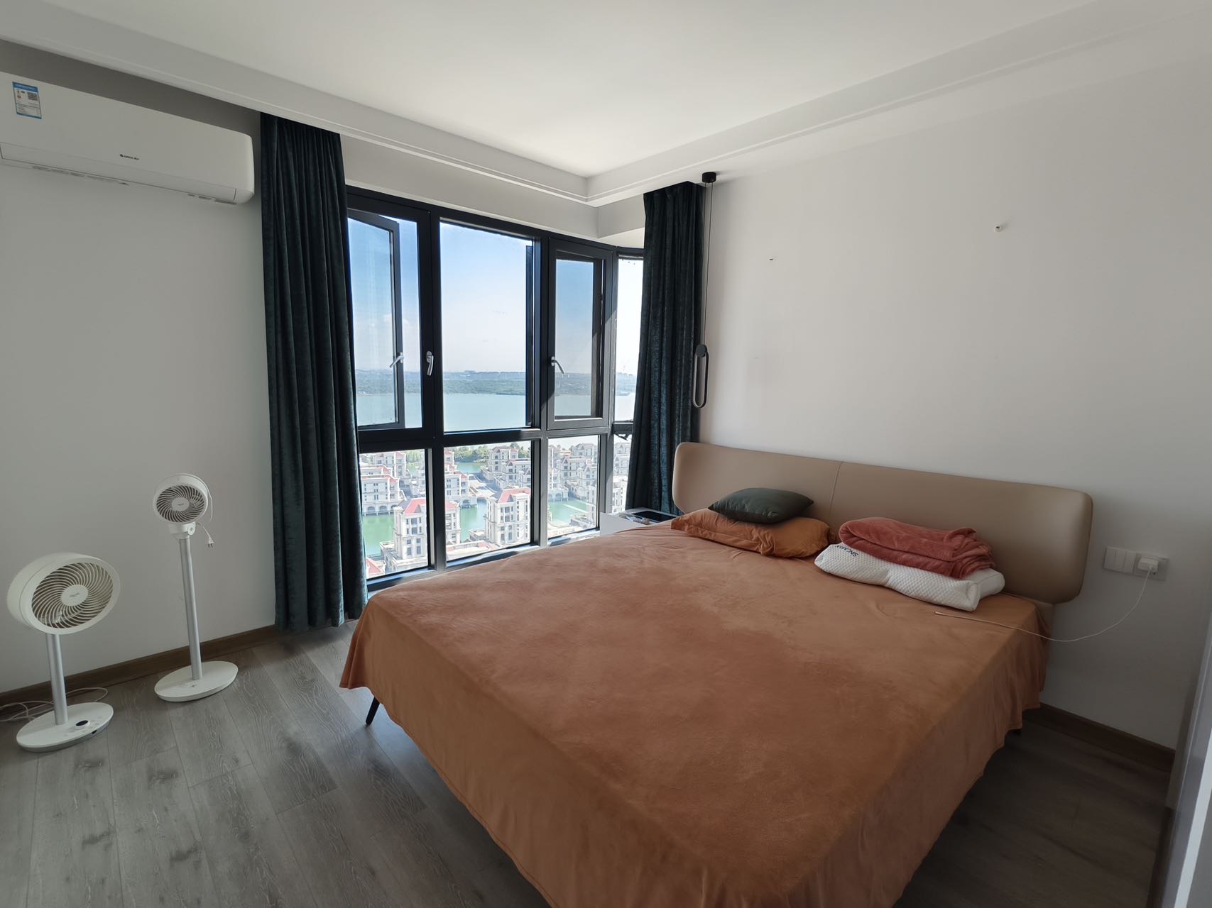 上海城，3室2厅2卫，123㎡，豪装，售价75万 二手房