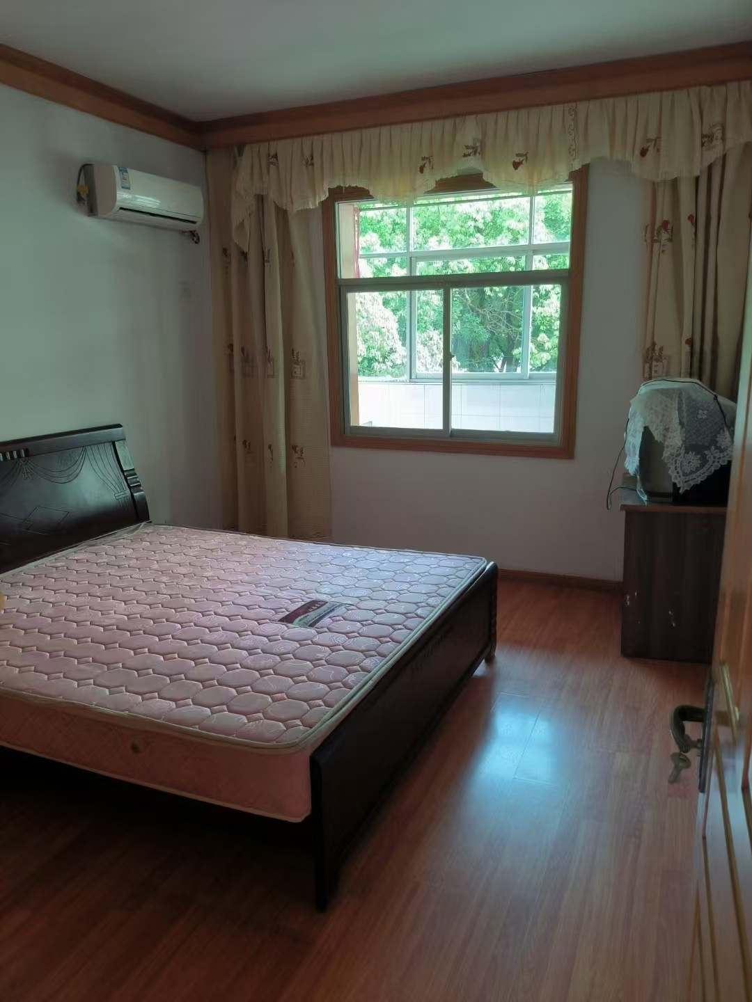 葡萄园小区，3室2厅1卫，118.00㎡，租金900.00元/月 二手房