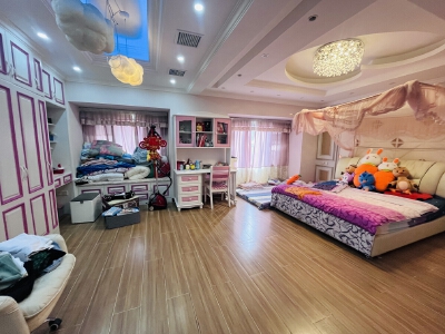 凤雅澜庭，5室3厅3卫，252.00㎡，精装，售价125万