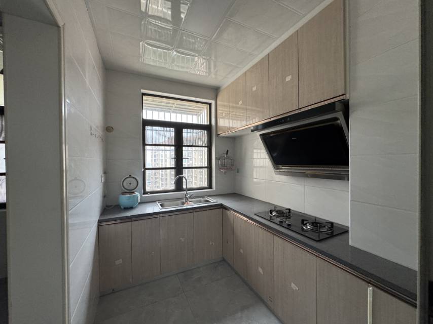 金涛国际华城，1室1厅1卫，75㎡，普装，售价28万 二手房