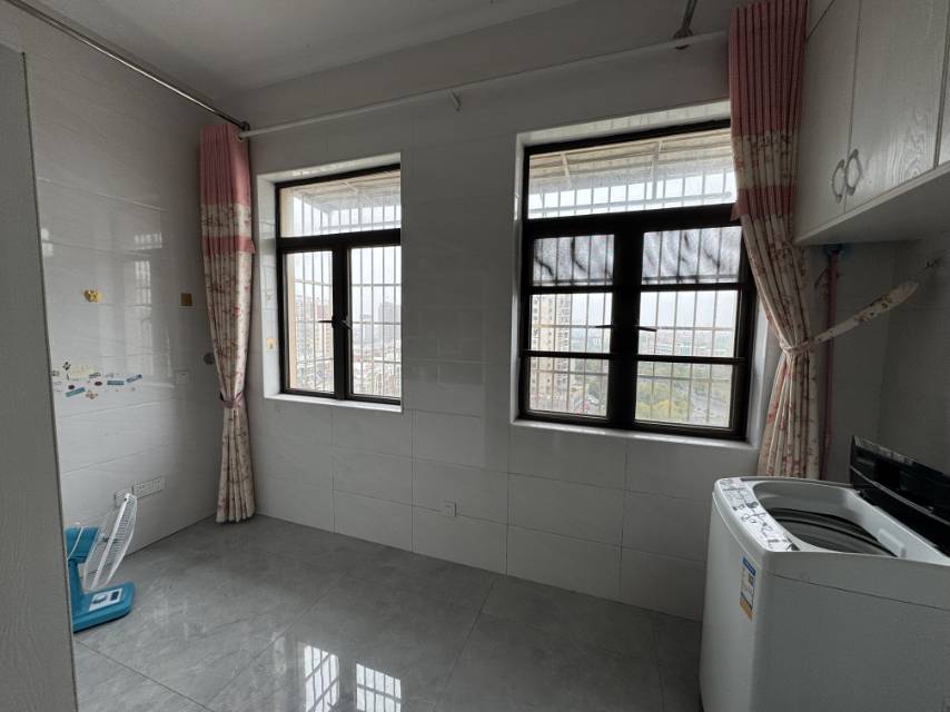 金涛国际华城，1室1厅1卫，75㎡，普装，售价28万 二手房