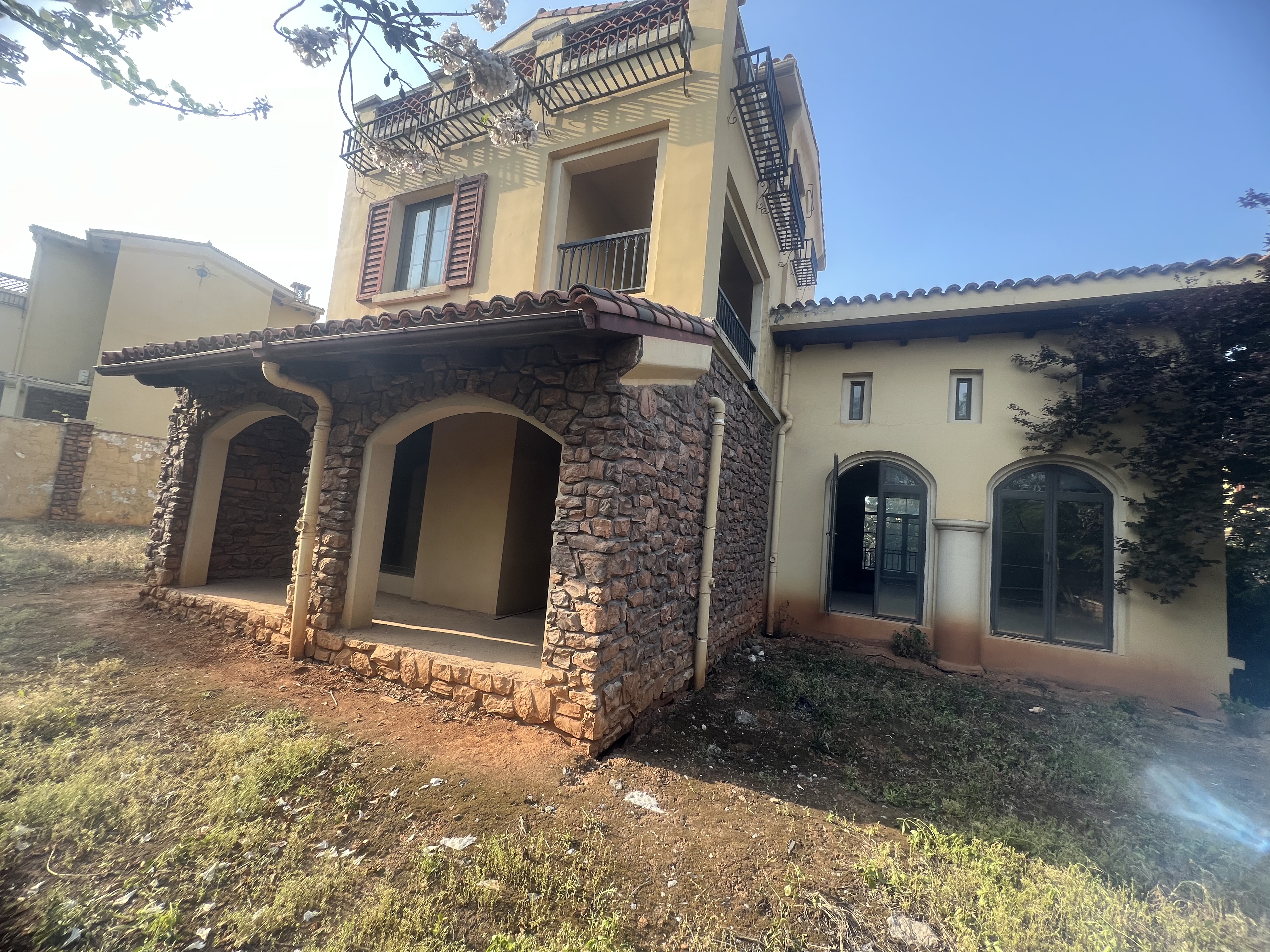 中航城庐山云岭，6室2厅3卫，240.00㎡，毛坯，售价246万 二手房