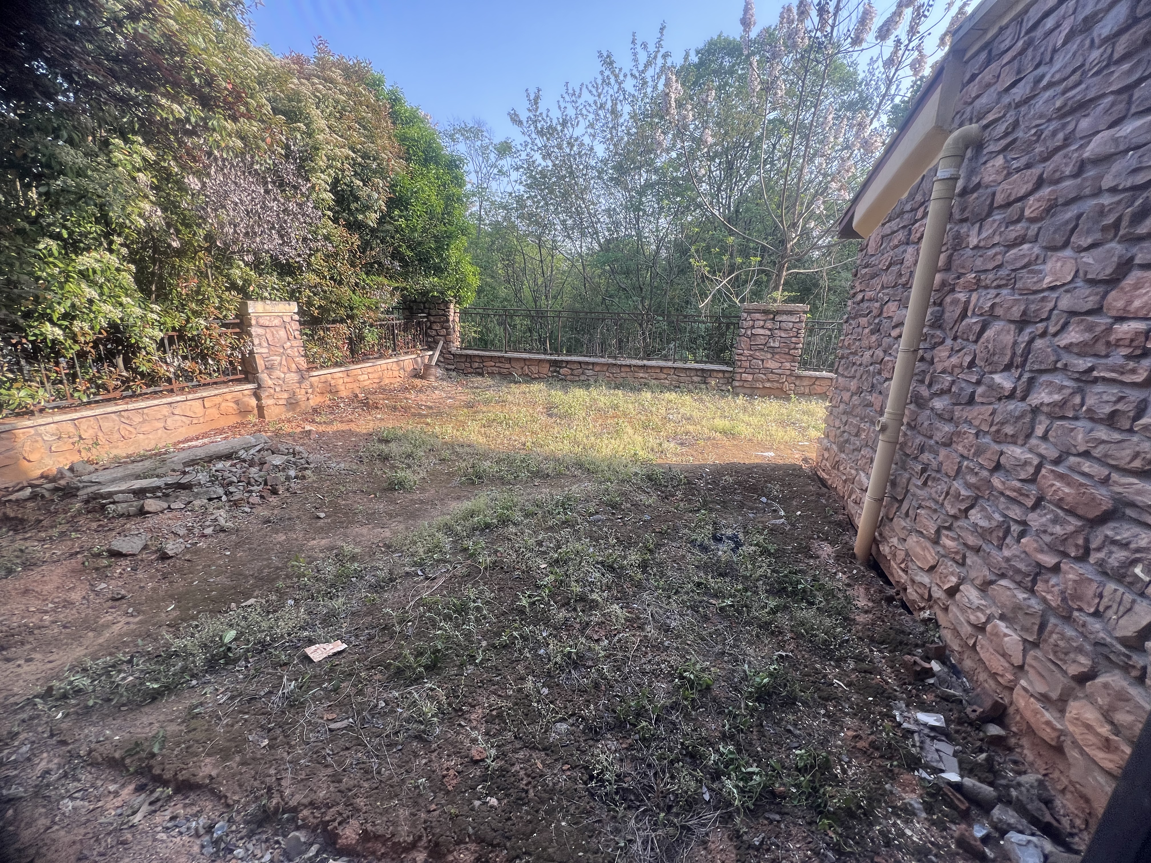 中航城庐山云岭，6室2厅3卫，240.00㎡，毛坯，售价246万 二手房