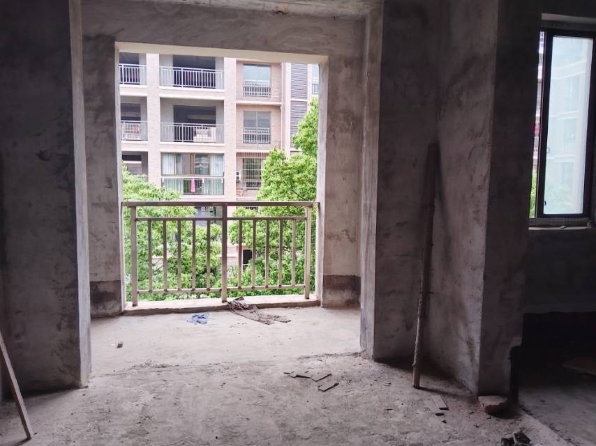 怡馨家园西区，3室2厅2卫，120㎡，毛坯，售价39万 二手房