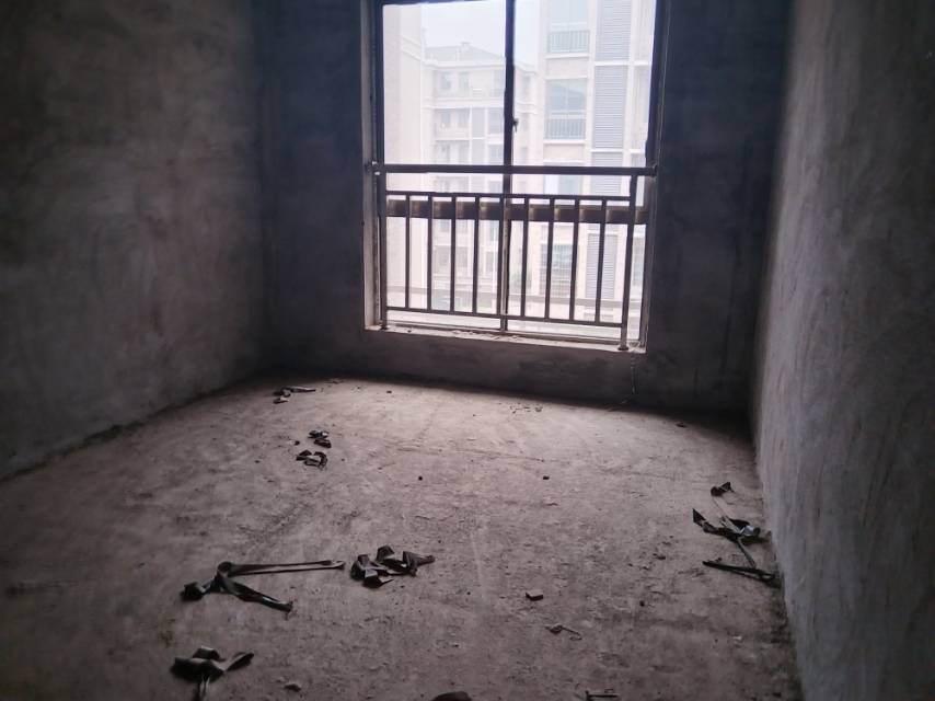 怡馨家园西区，3室2厅2卫，120㎡，毛坯，售价39万 二手房