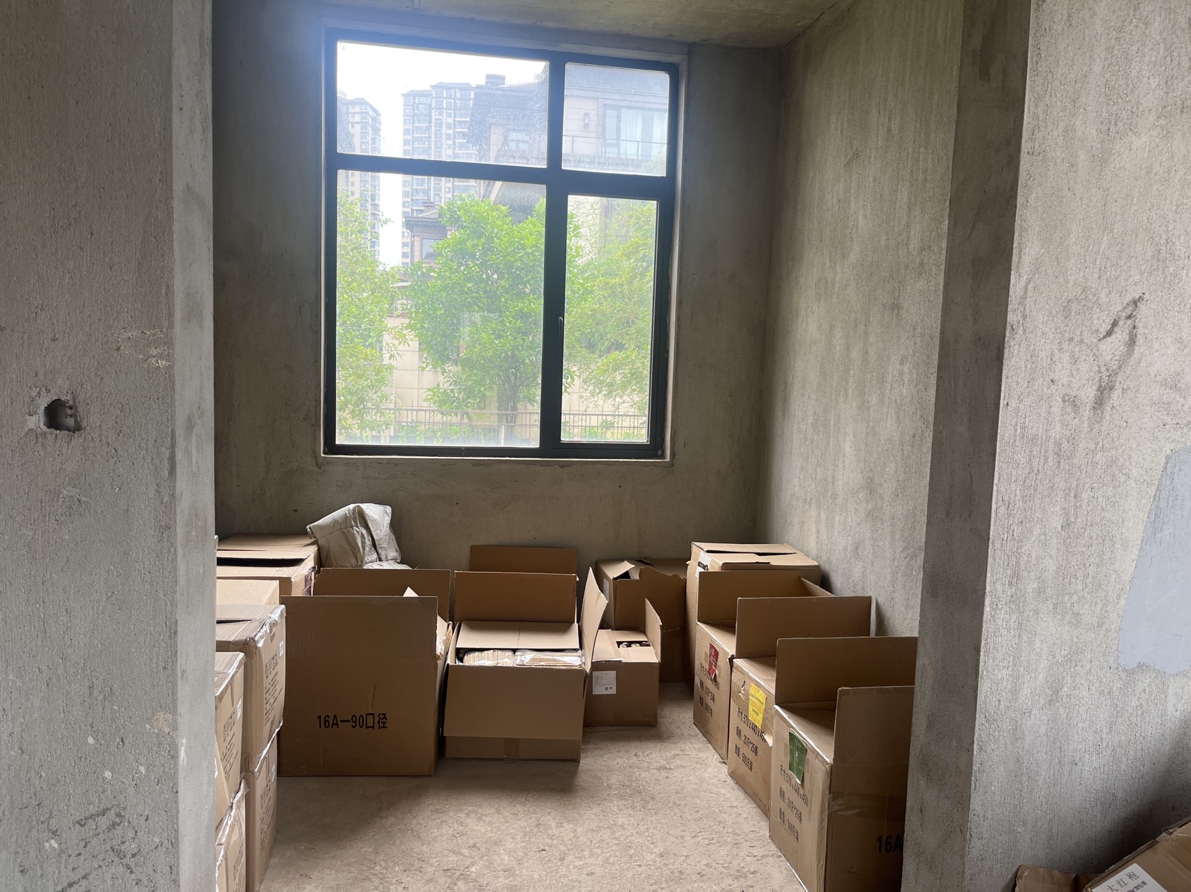 凤雅澜庭，6室2厅4卫，336㎡，毛坯，售价400万 二手房