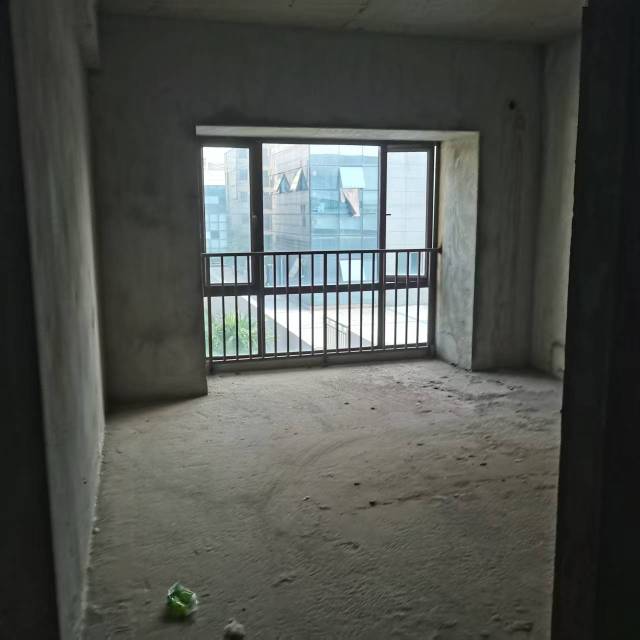 凤雅澜庭，3室2厅2卫，146.00㎡，毛坯，售价58万 二手房