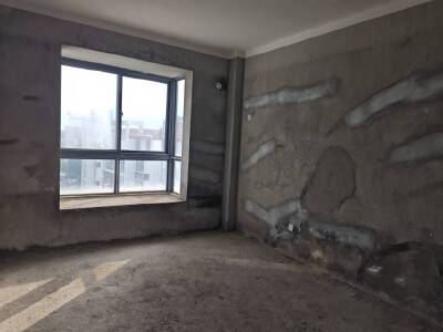 中航城果岭东方，4室3厅4卫，201.79㎡，毛坯，售价35万