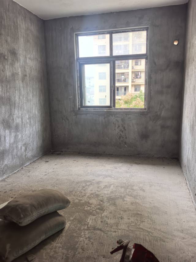 锦绣乾城，3室2厅2卫，122㎡，毛坯，售价49万 二手房