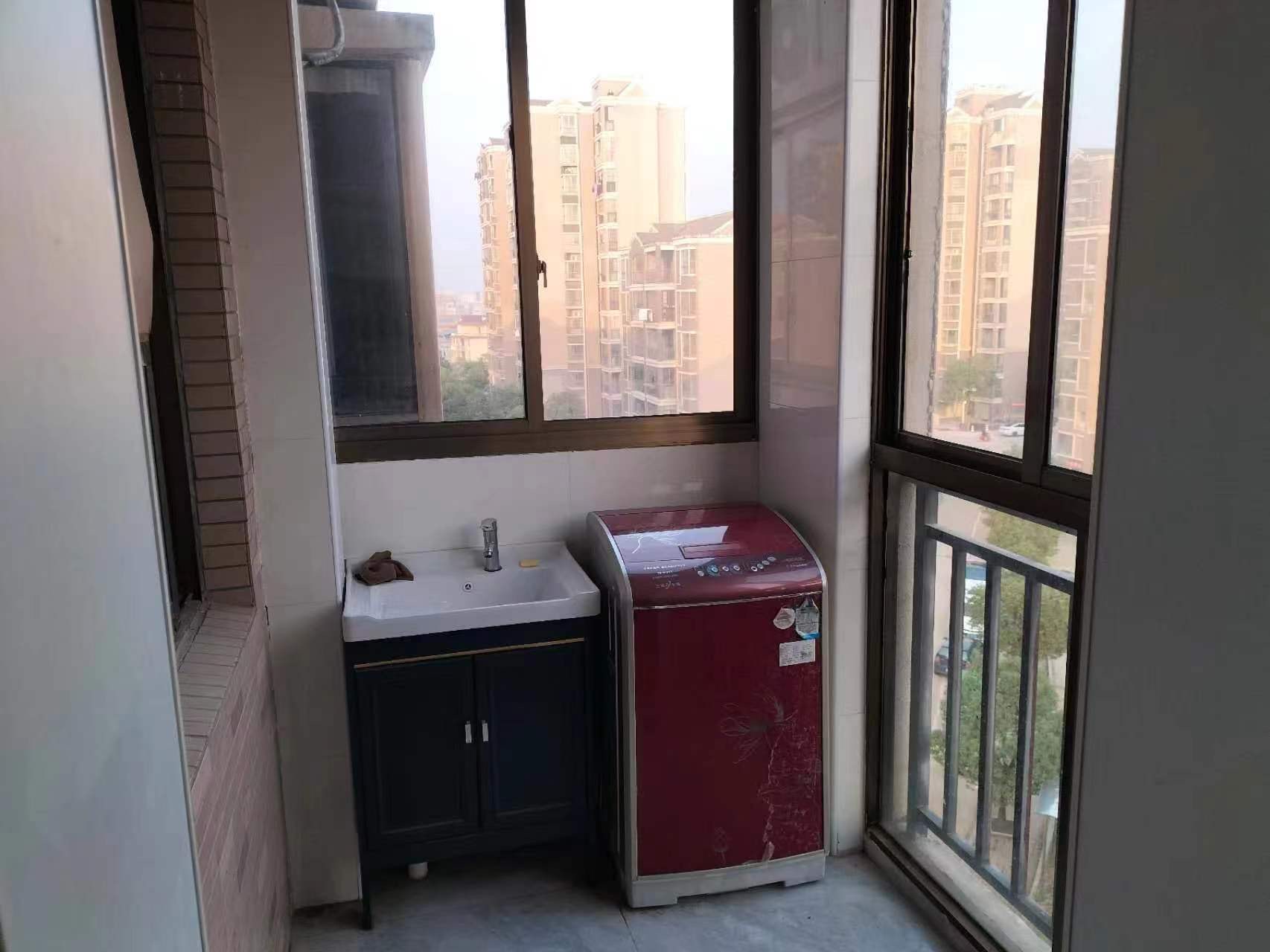 温馨家园，3室2厅2卫，120.69㎡，租金1300元/月 租房