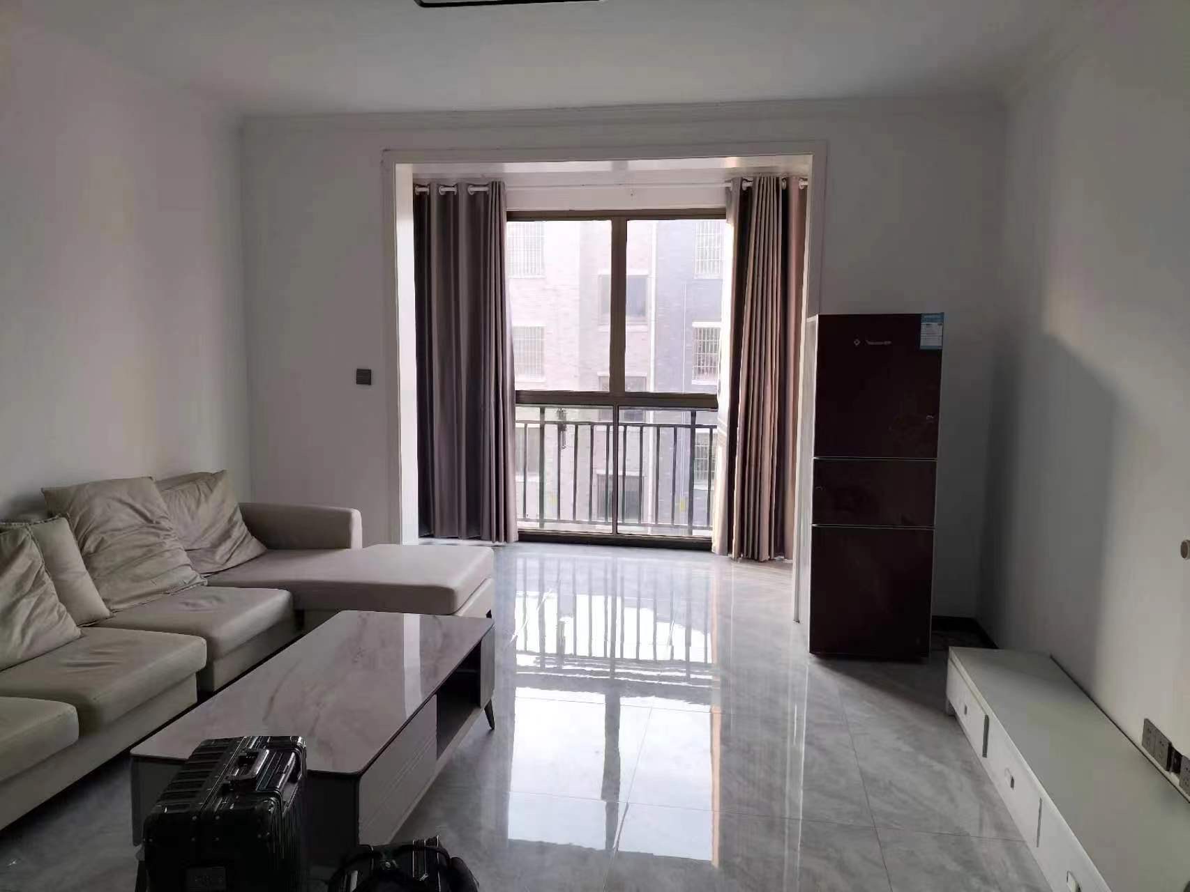 温馨家园，3室2厅2卫，120.69㎡，租金1300元/月 租房