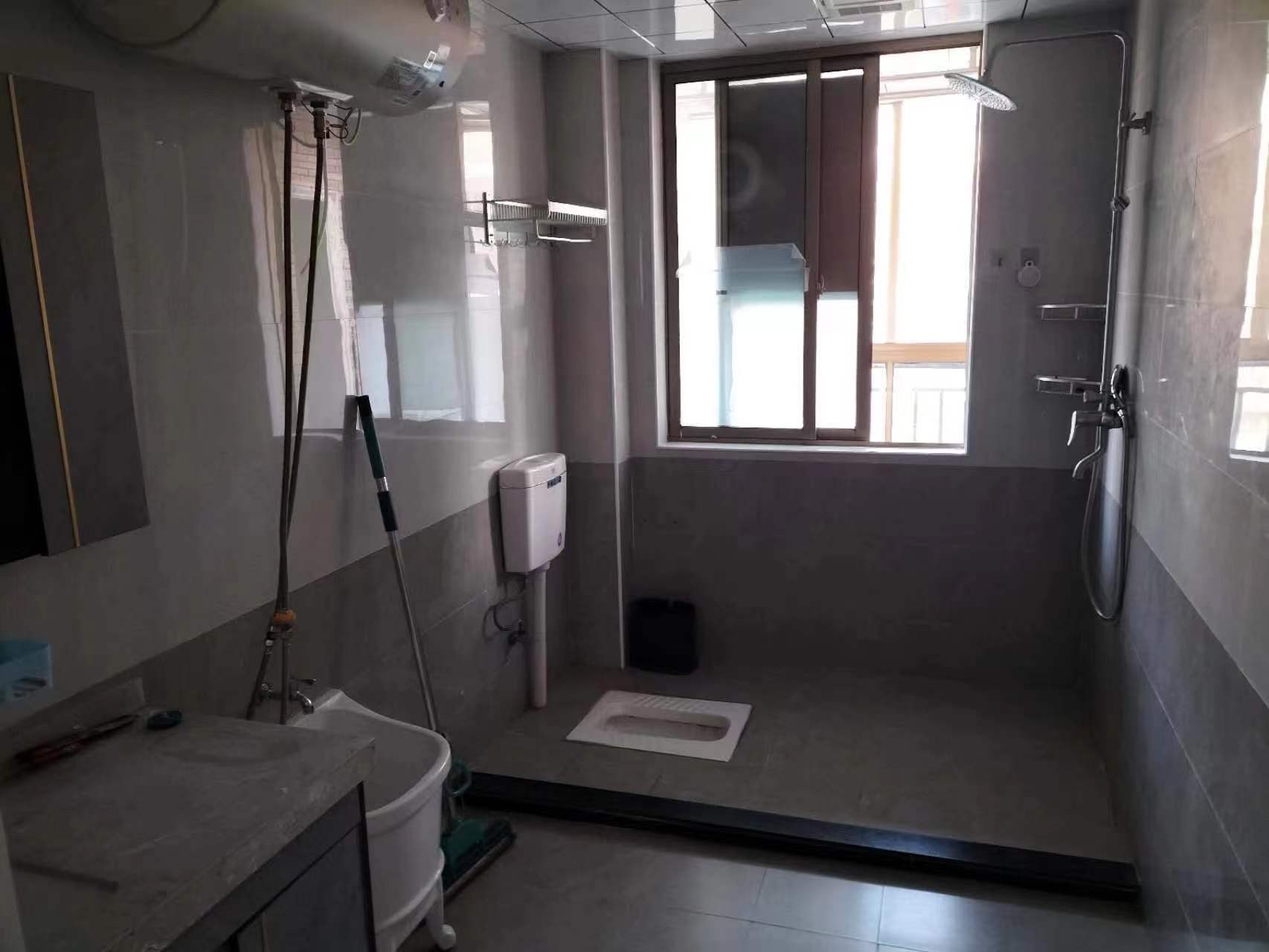 温馨家园，3室2厅2卫，120.69㎡，租金1300元/月 租房