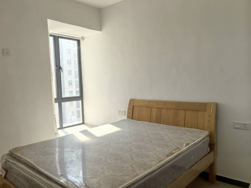 新天地，3室2厅2卫，97㎡，简装，售价33.00万 二手房