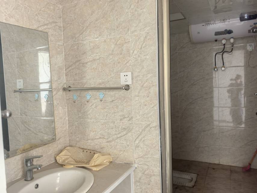 新天地，3室2厅2卫，97㎡，简装，售价33.00万 二手房