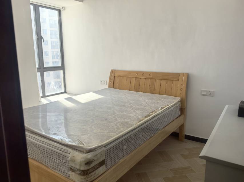 新天地，3室2厅2卫，97㎡，简装，售价33.00万 二手房