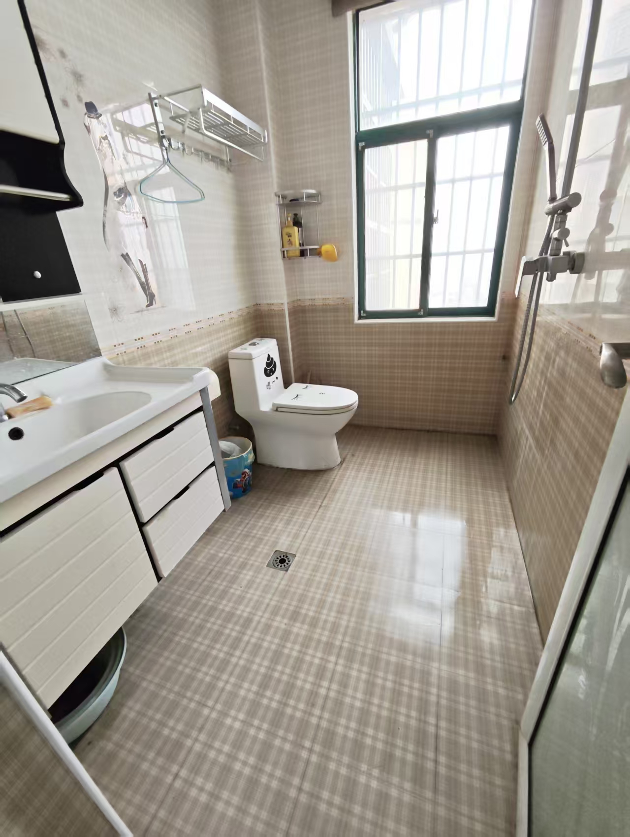 锦绣年华，3室2厅2卫，111.00㎡，简装，租金1000.00元/月 二手房