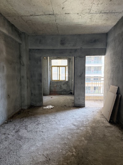 中心城安置房，3室2厅2卫，120㎡，毛坯，售价38万